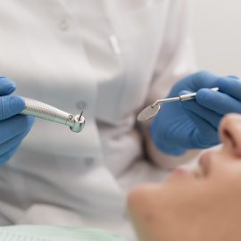 paciente-de-sexo-femenino-que-tiene-un-procedimiento-realizado-en-el-dentista paciente-de-sexo-femenino-que-tiene-un-procedimiento-realizado-en-el-dentista